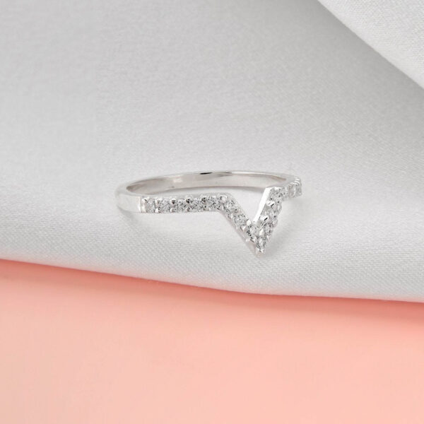 Anel V c/ Zirconias Cristal - Image 2