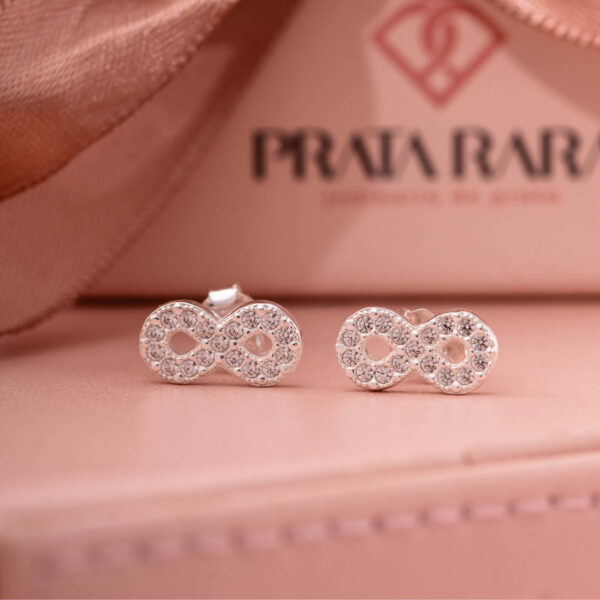 Brinco Infinito Pequeno com Zircônias Cristais