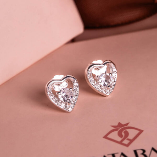 Brinco Coração Vazado com Zircônia Cristal 3 Garras