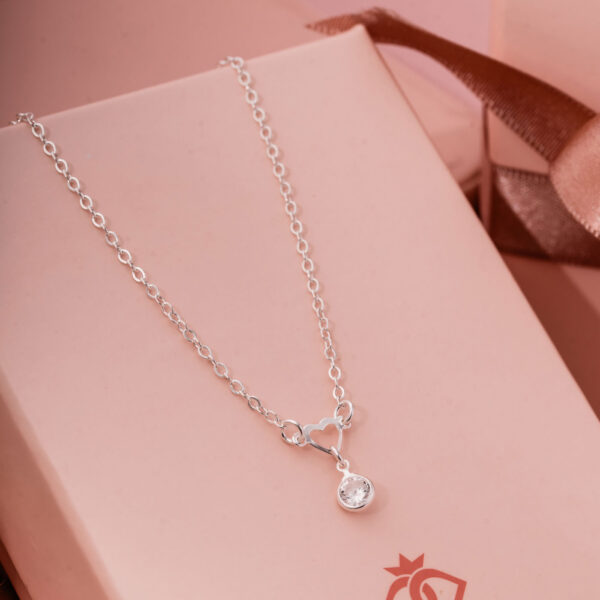 Choker Coração Vazado c/ Zircônia Pendente
