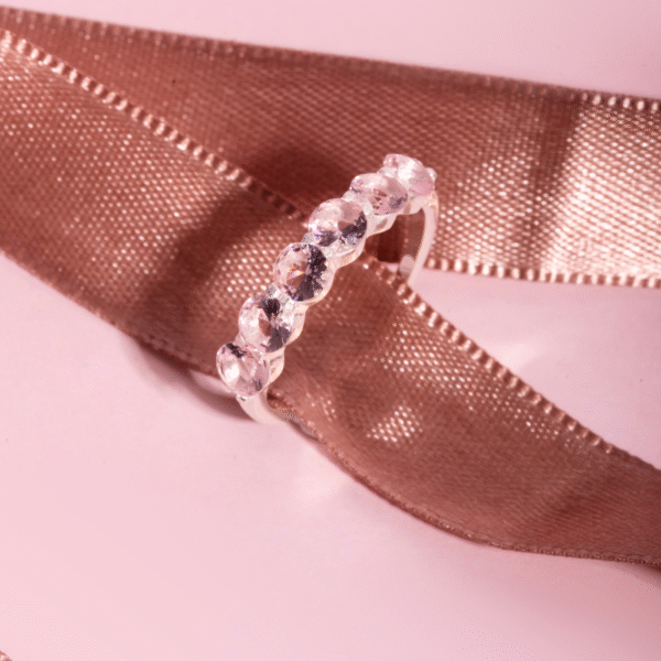 Anel Meia Aliança 6 Zirconias Grandes Rosa Claro - Imagem 2