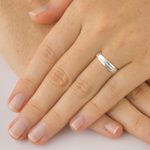 Aliança Friso Transversal com 1 Zirconia - Imagem 2