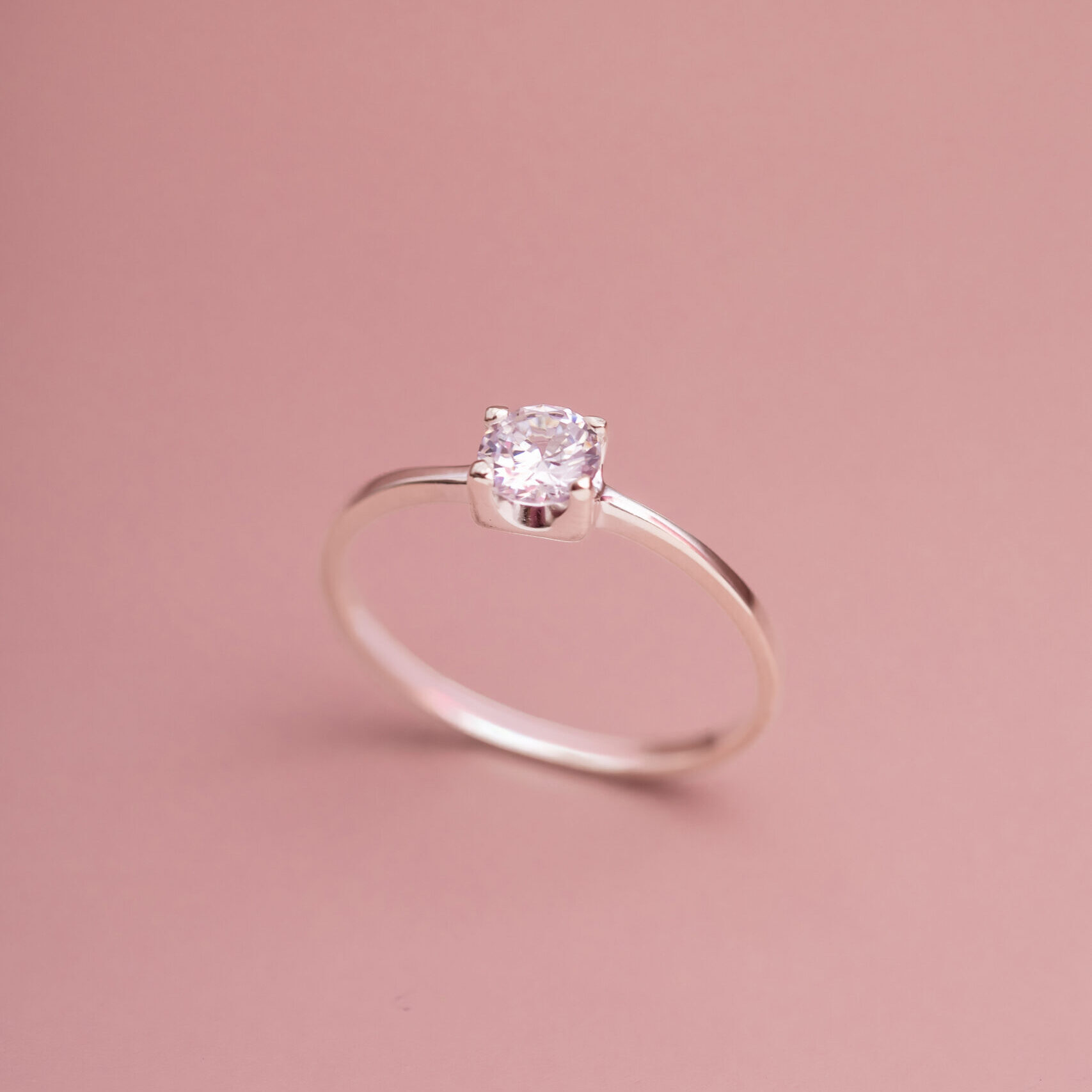 ANEL SOLITARIO CARTIER LATERAL FINA