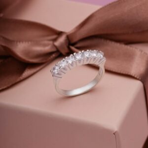 Anel Meia Aliança 7 Zircônias Cristal