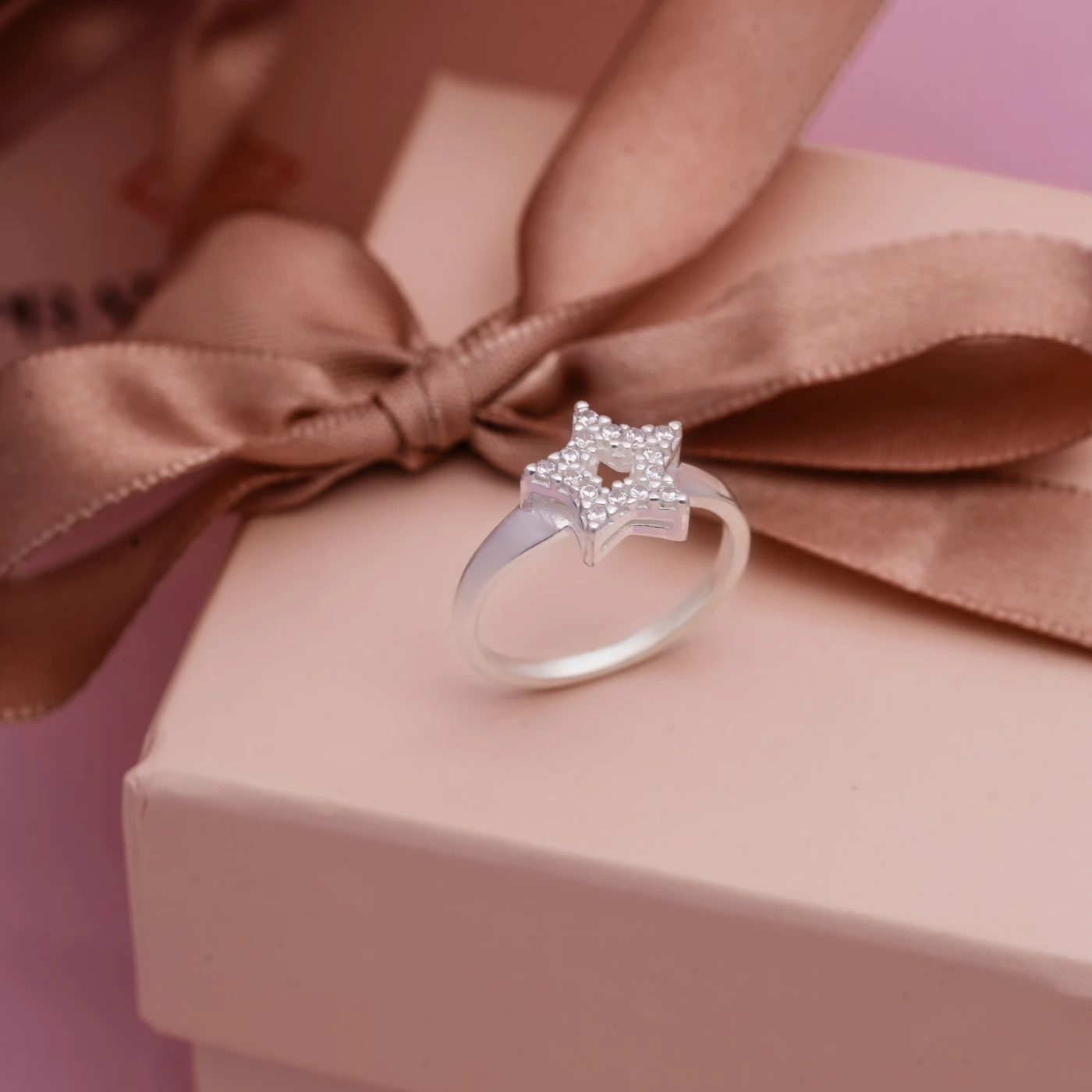 ANEL ESTRELA VAZADA CRAVEJADA