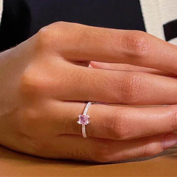 Anel Solitario Carrê 14 Cristais Cravejados Rosa Claro - Imagem 2