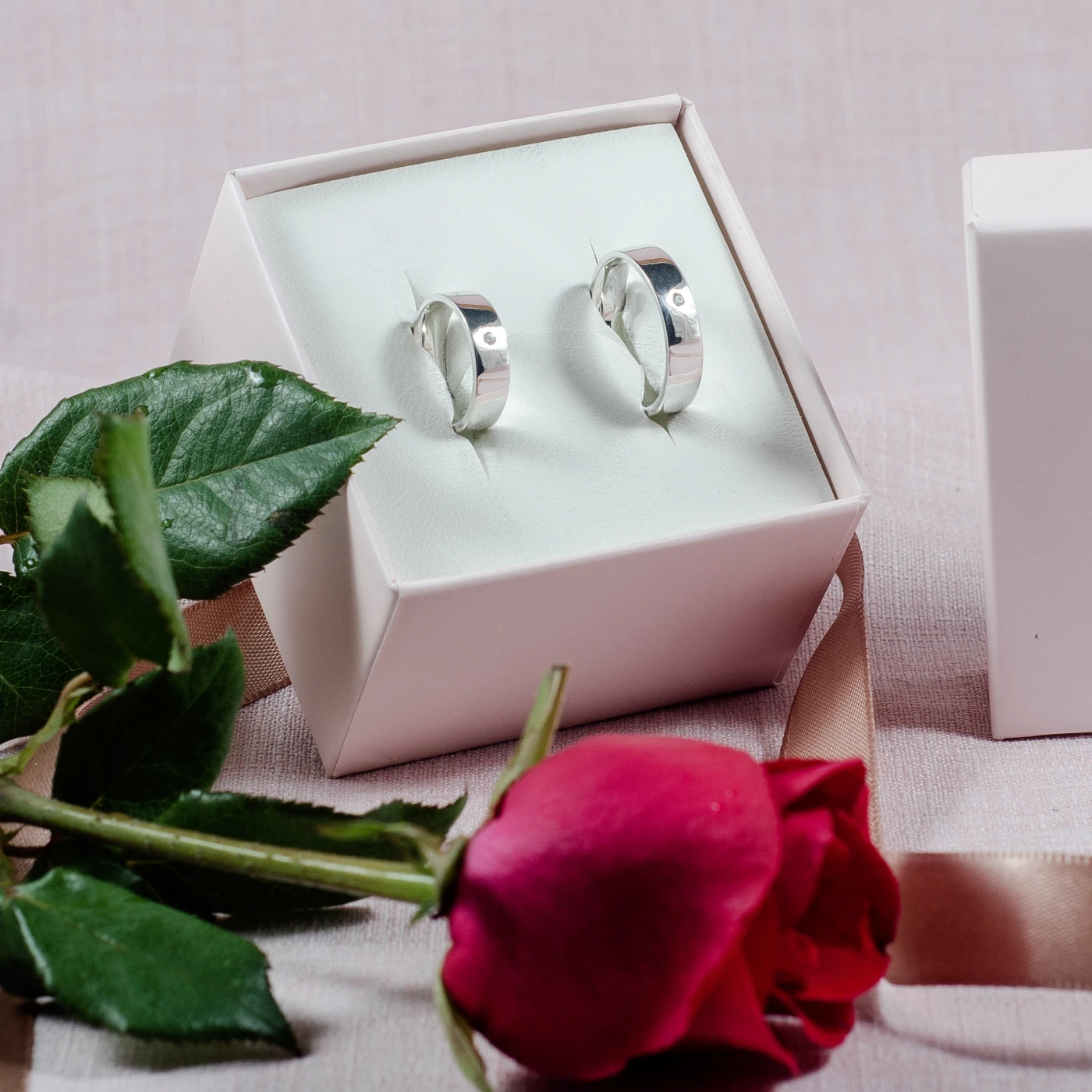 ALIANÇA RETA COM ZIRCONIA 5MM - Imagem 2