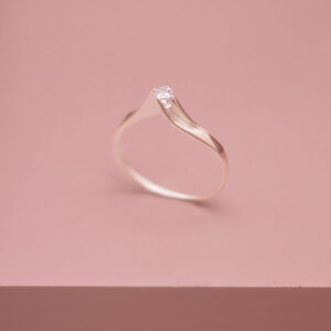 ANEL SOLITÁRIO TORCIDO CRAVEJADO