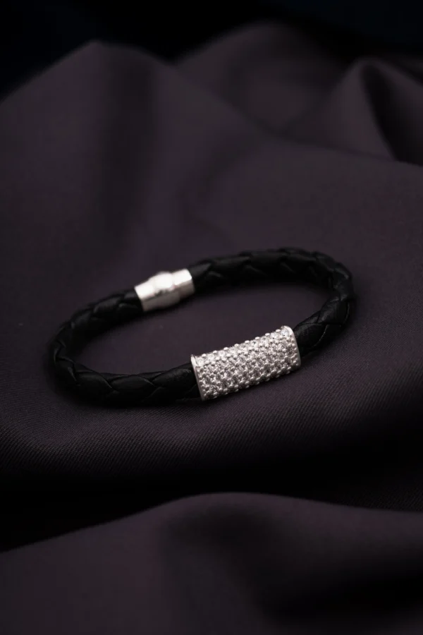 Bracelete de Couro Com Zircônia