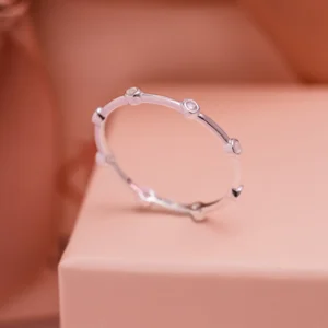 Anel 8 Zirconias Cravação Inglesa