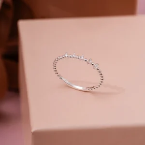 Anel Fino com Texura Cravejada