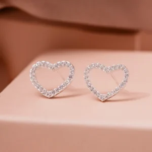 Brinco Coração Vazado Cravejado