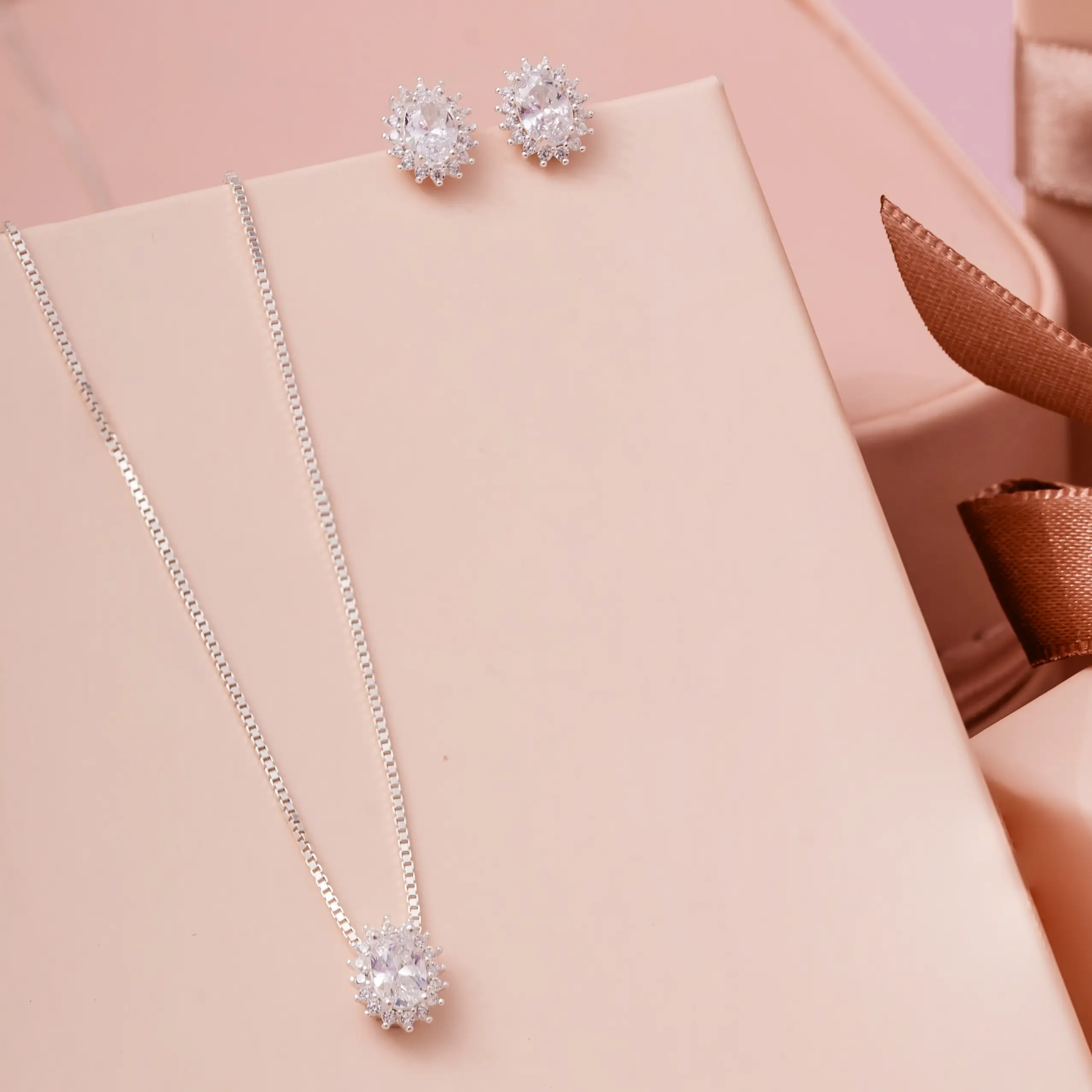 Conjunto Oval 3 Garras Zirconia Cristal