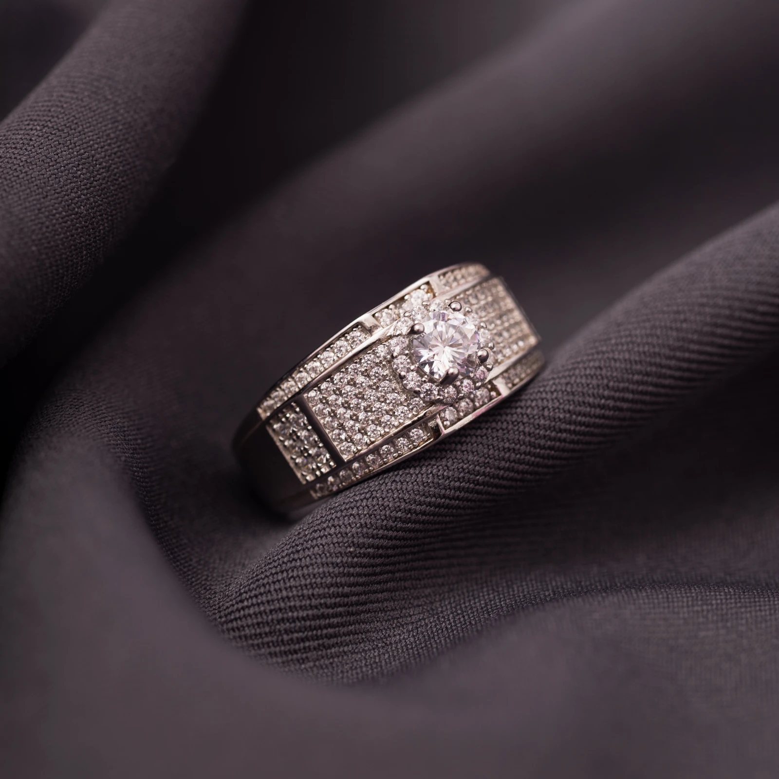 Anel Masculino Central e Lateral Cravejada