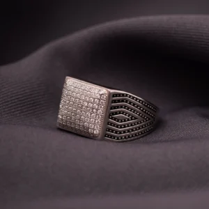 Anel Masculino Lateral Losango Cravejado