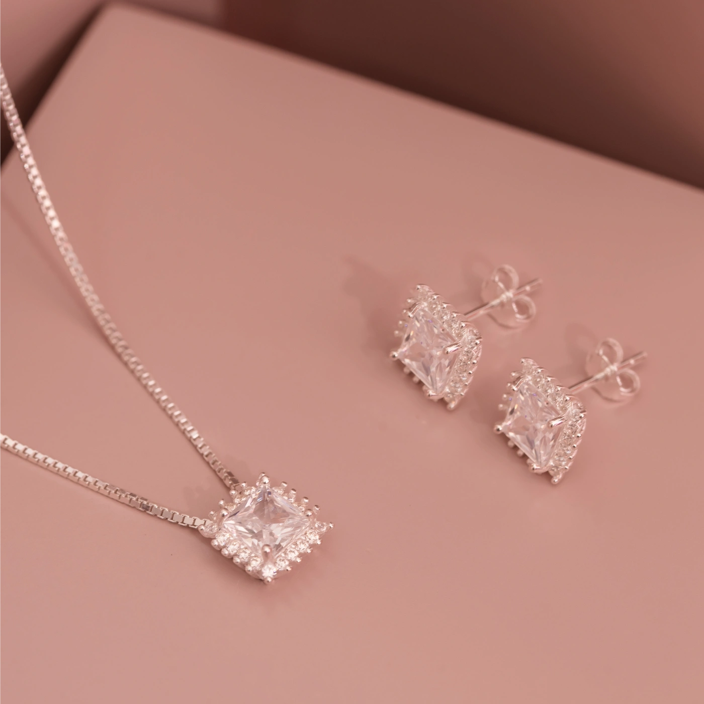 CONJUNTO QUADRADO 4 GARRAS ZIRCÔNIA