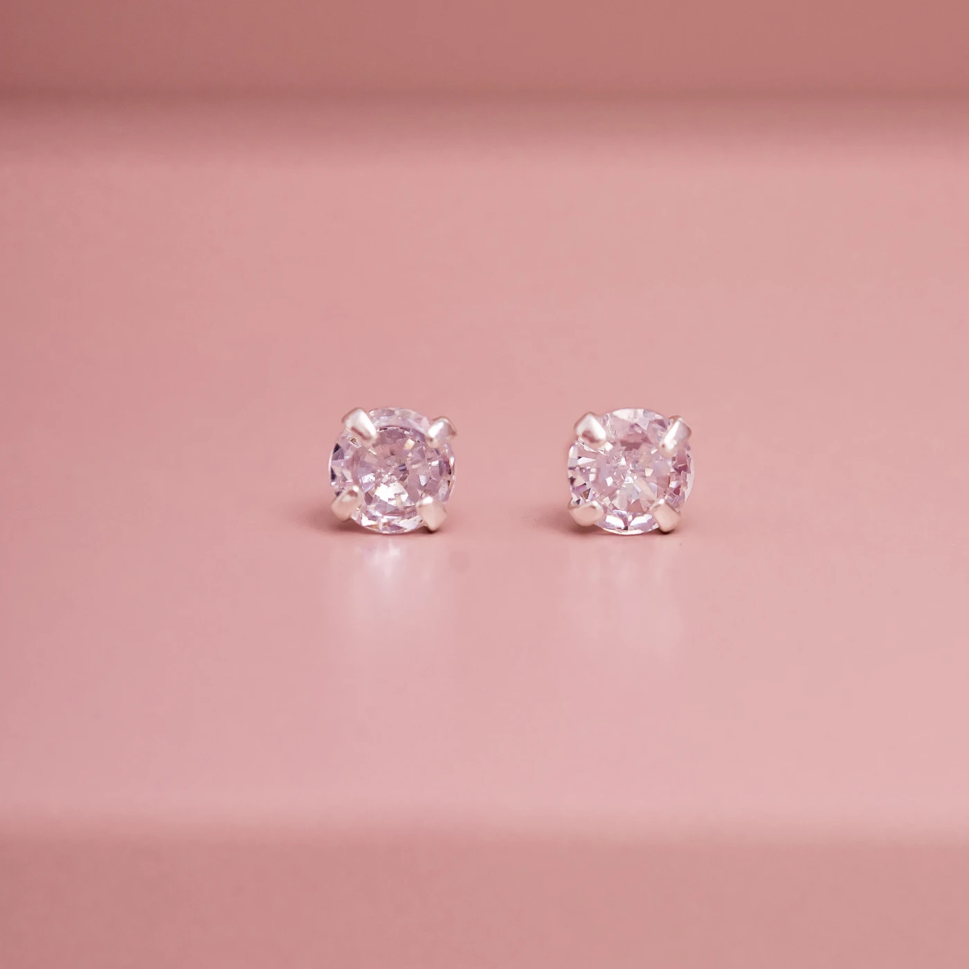 BRINCO SEGUNDO FURO PRATA 925 PONTO DE LUZ ZIRCÔNIA 5MM - Imagem 2