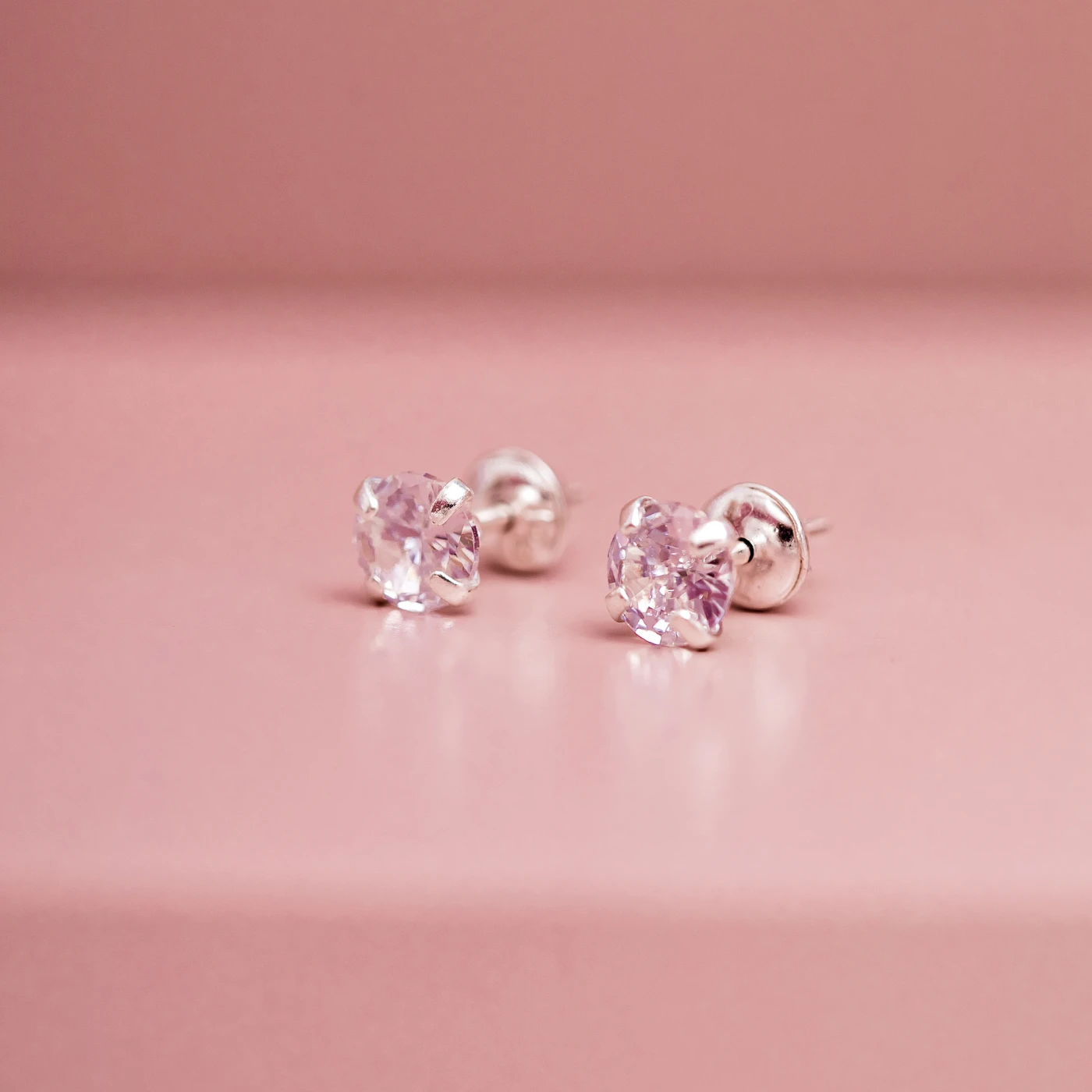 BRINCO SEGUNDO FURO PRATA 925 PONTO DE LUZ ZIRCÔNIA 5MM