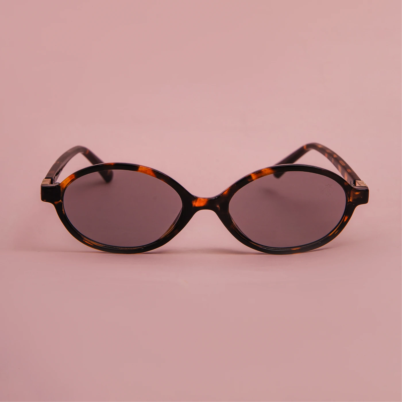 OCULOS DE SOL OVAL DETALHE LATERAL DOURADA