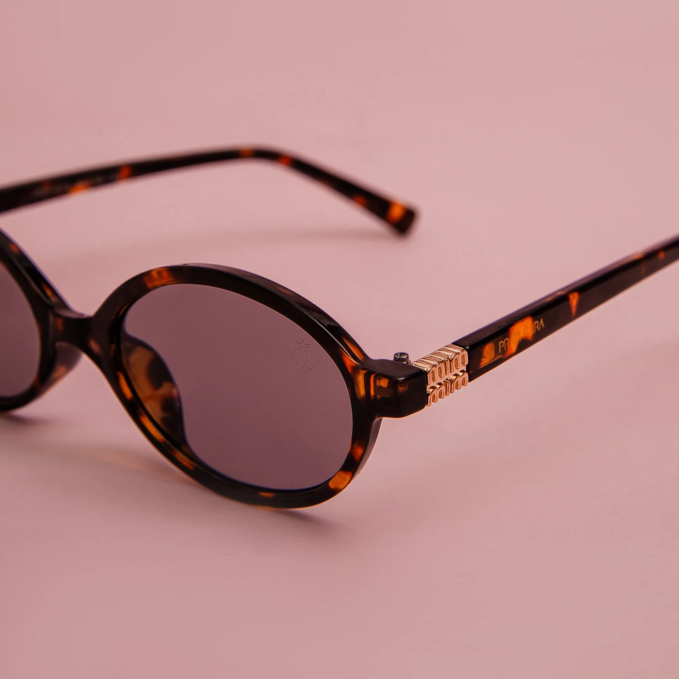 OCULOS DE SOL OVAL DETALHE LATERAL DOURADA - Imagem 2